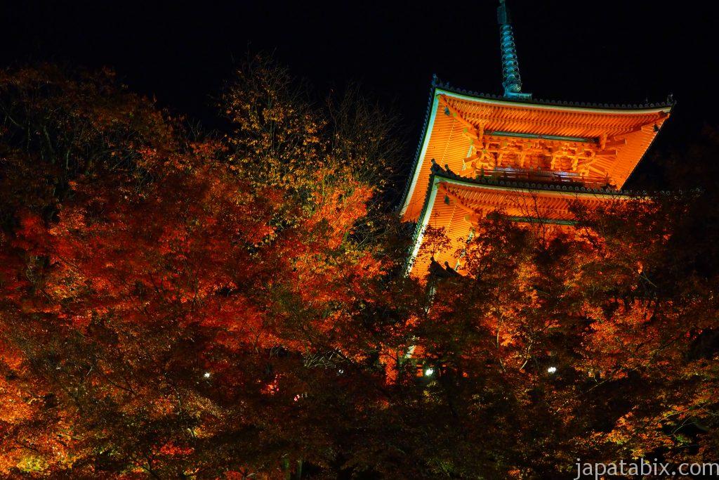 清水寺の三重塔の紅葉