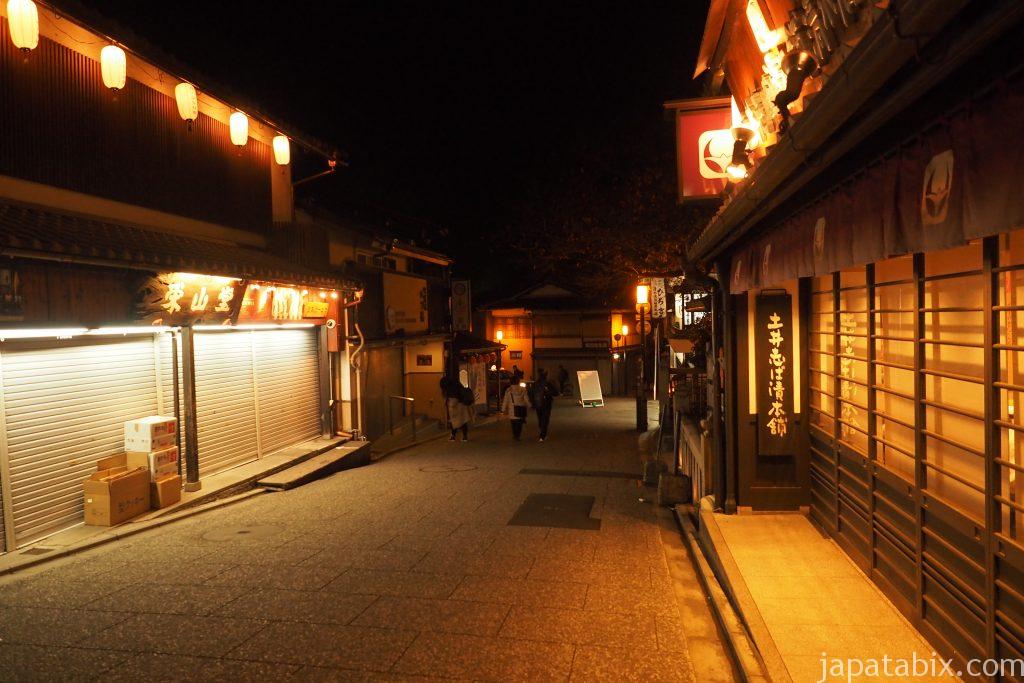 夜の清水寺の参道