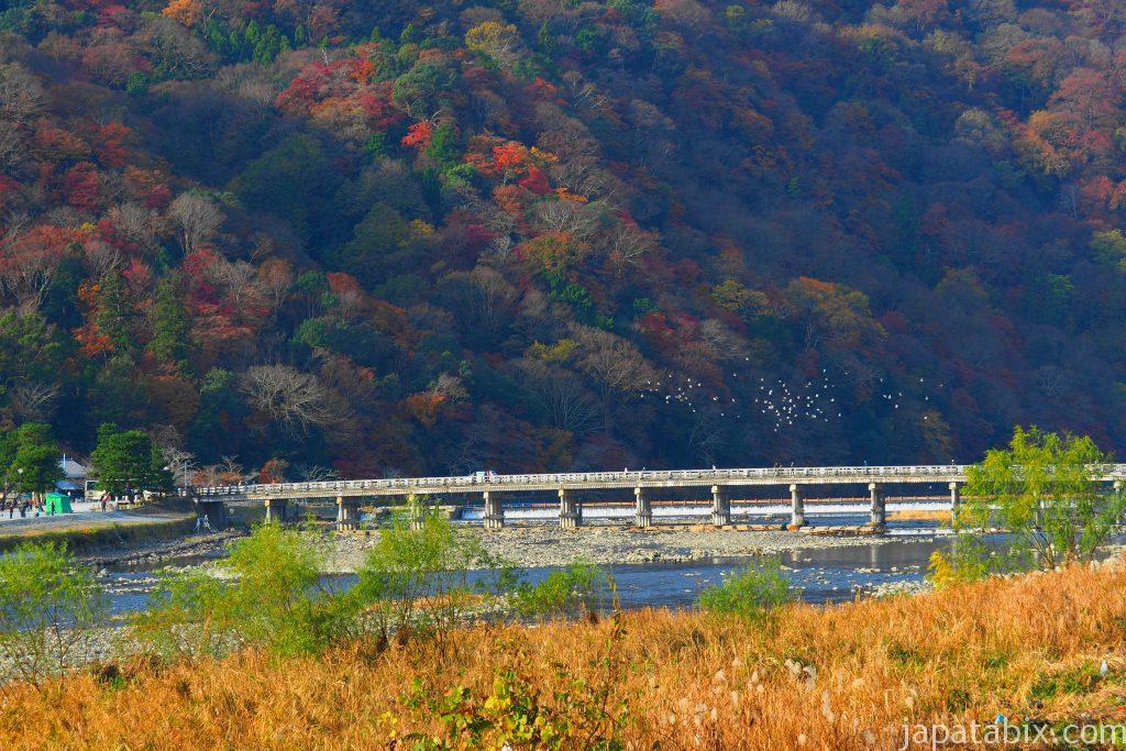 京都嵐山の紅葉と渡月橋