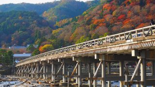 京都嵐山の紅葉と渡月橋