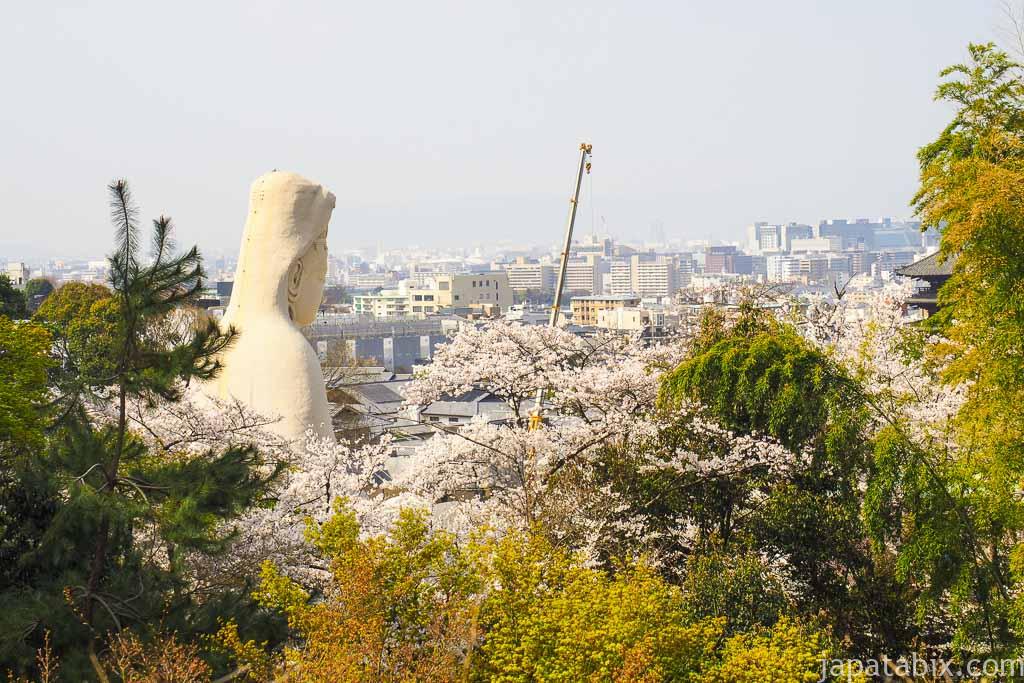 京都 高台寺から見る霊山観音と桜