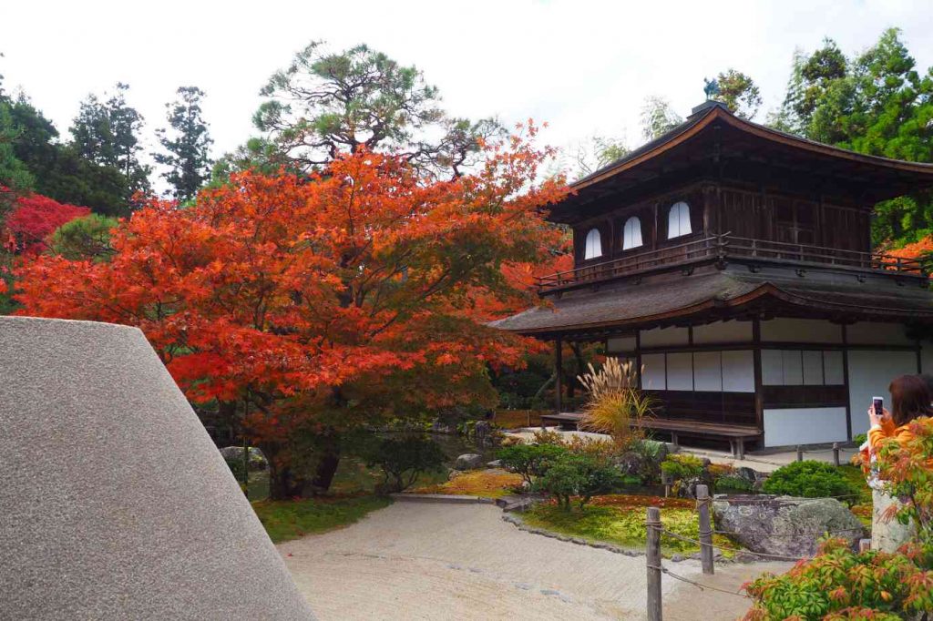京都 銀閣寺 銀閣 観音殿と向月台と紅葉