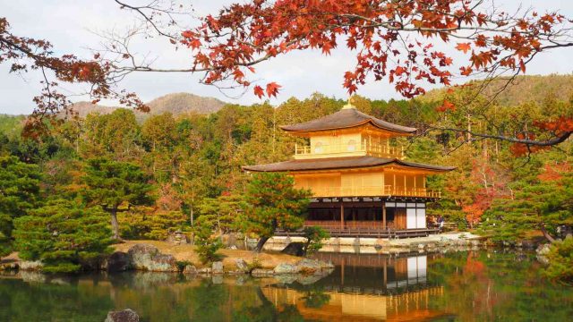 京都 金閣寺 鏡湖池と紅葉