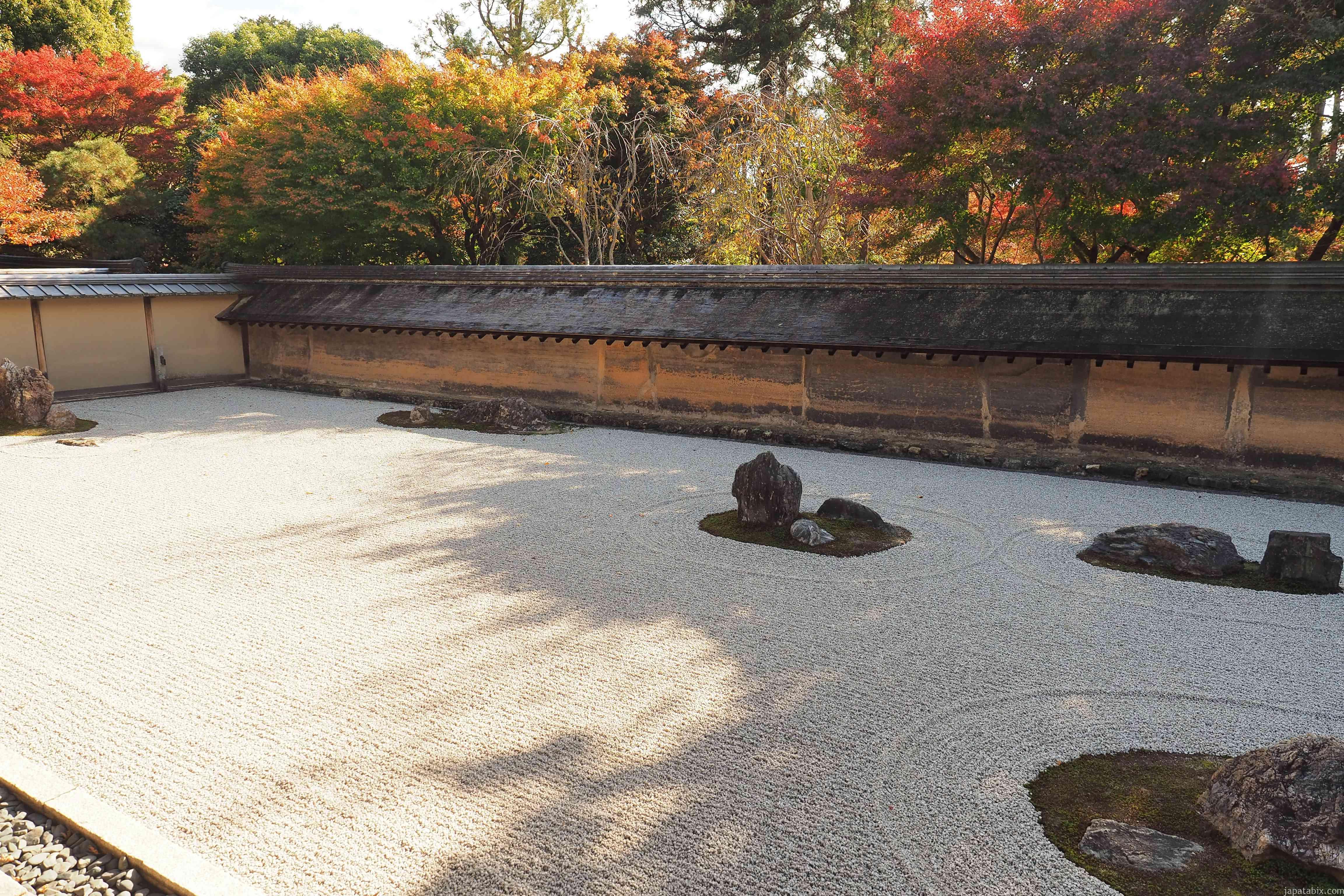 京都 龍安寺の紅葉21年版 石庭や鏡容池の紅葉が見どころ 拝観料 アクセス 御朱印 じゃぱたびっくす