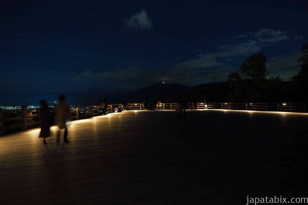 京都 将軍塚青龍殿の大舞台の夜景