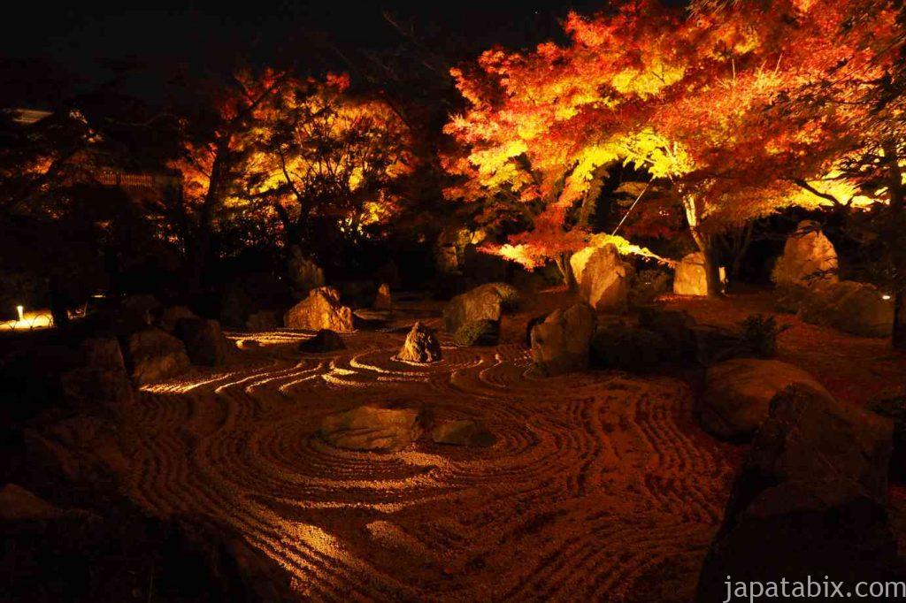 京都 東山 将軍塚青龍殿の庭園の紅葉ライトアップ