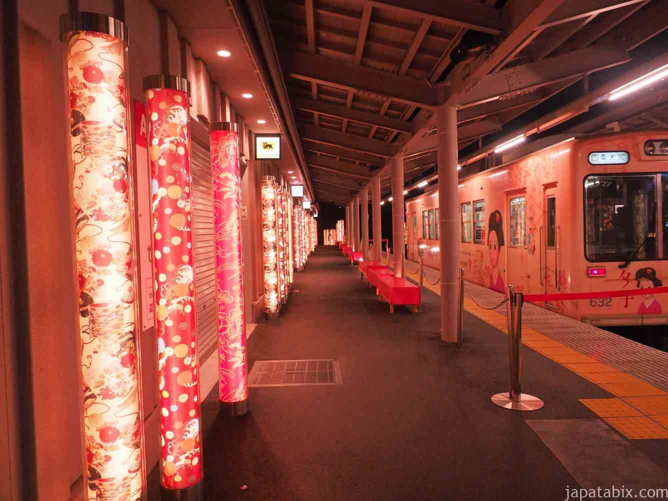 京都嵐山 夜の嵐電 嵐山駅 キモノ フォレスト
