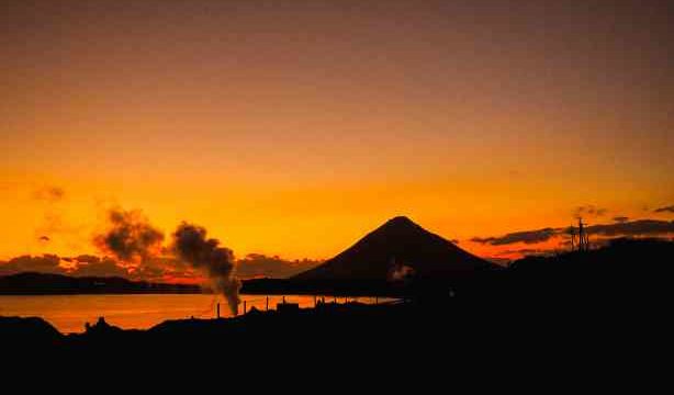 鹿児島 山川製塩工場跡から見る夕暮れの開聞岳