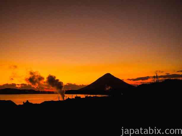鹿児島 山川製塩工場跡から見る夕暮れの開聞岳