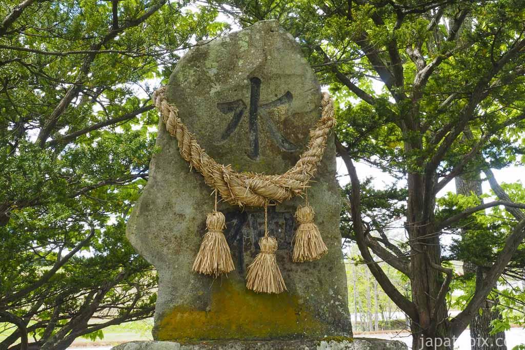 新城仙台山の三本ナラ 近くの石碑