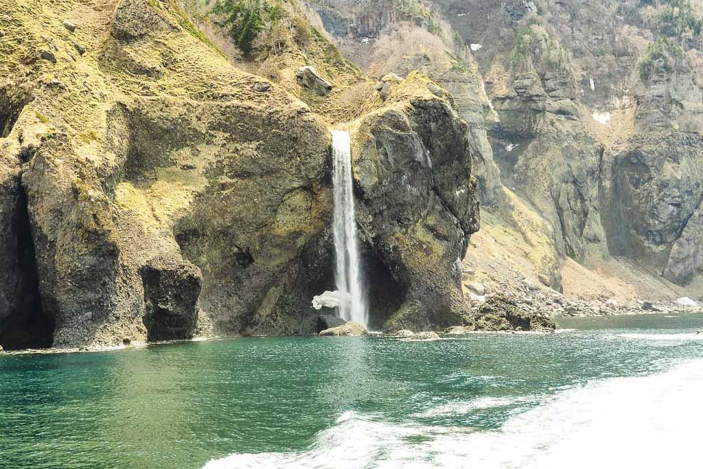 知床半島 船から見るカシュニの滝