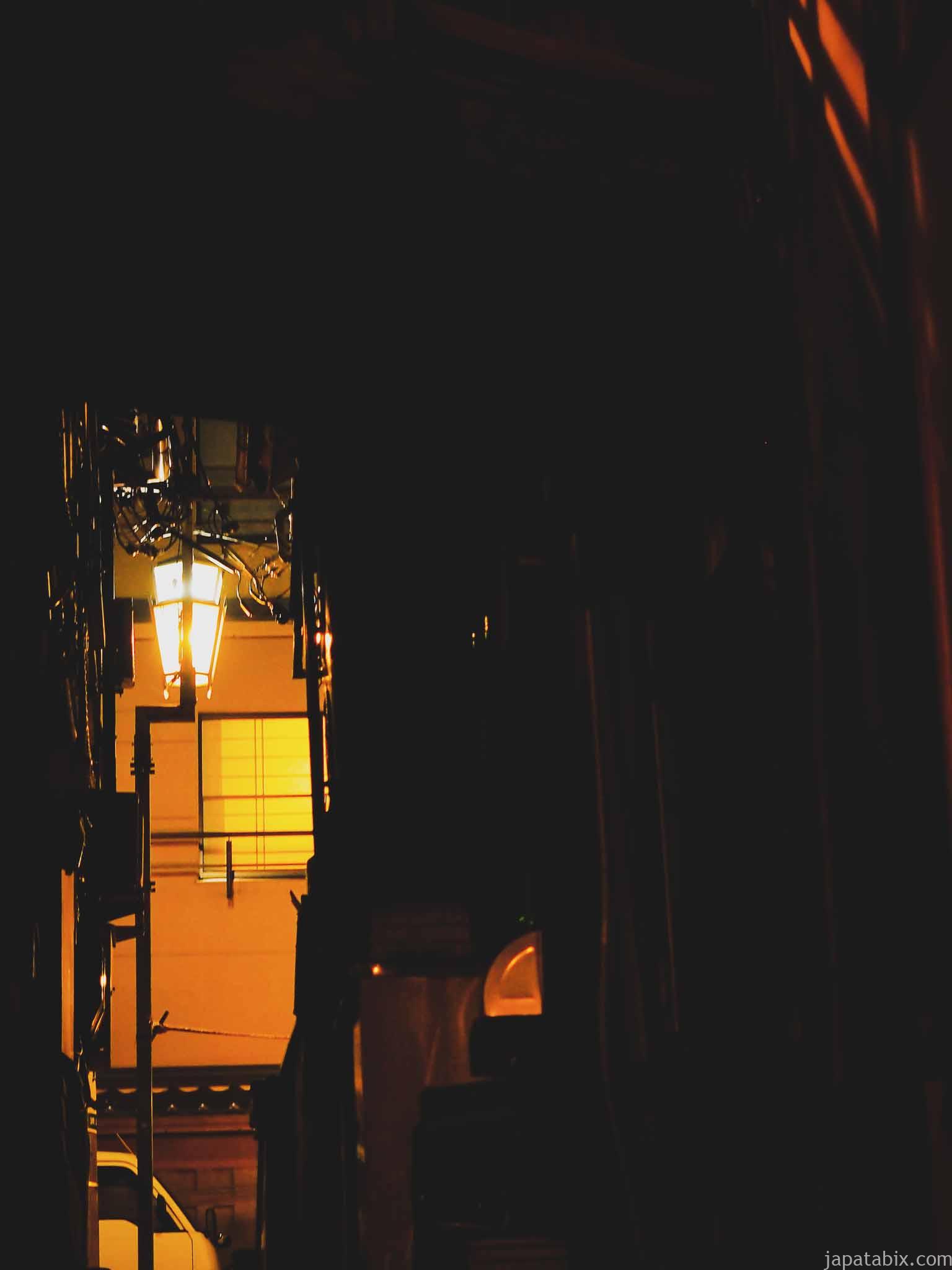 渋温泉の街灯と配管